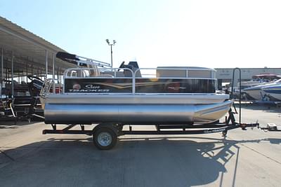 BOATZON | Sun Tracker Party Barge 16 DLX 2025