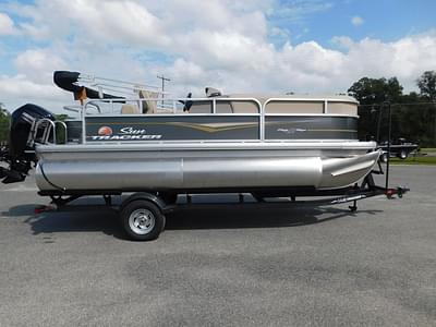 BOATZON | Sun Tracker Party Barge 18 DLX 2024