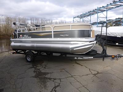 BOATZON | Sun Tracker Party Barge 18 DLX 2025