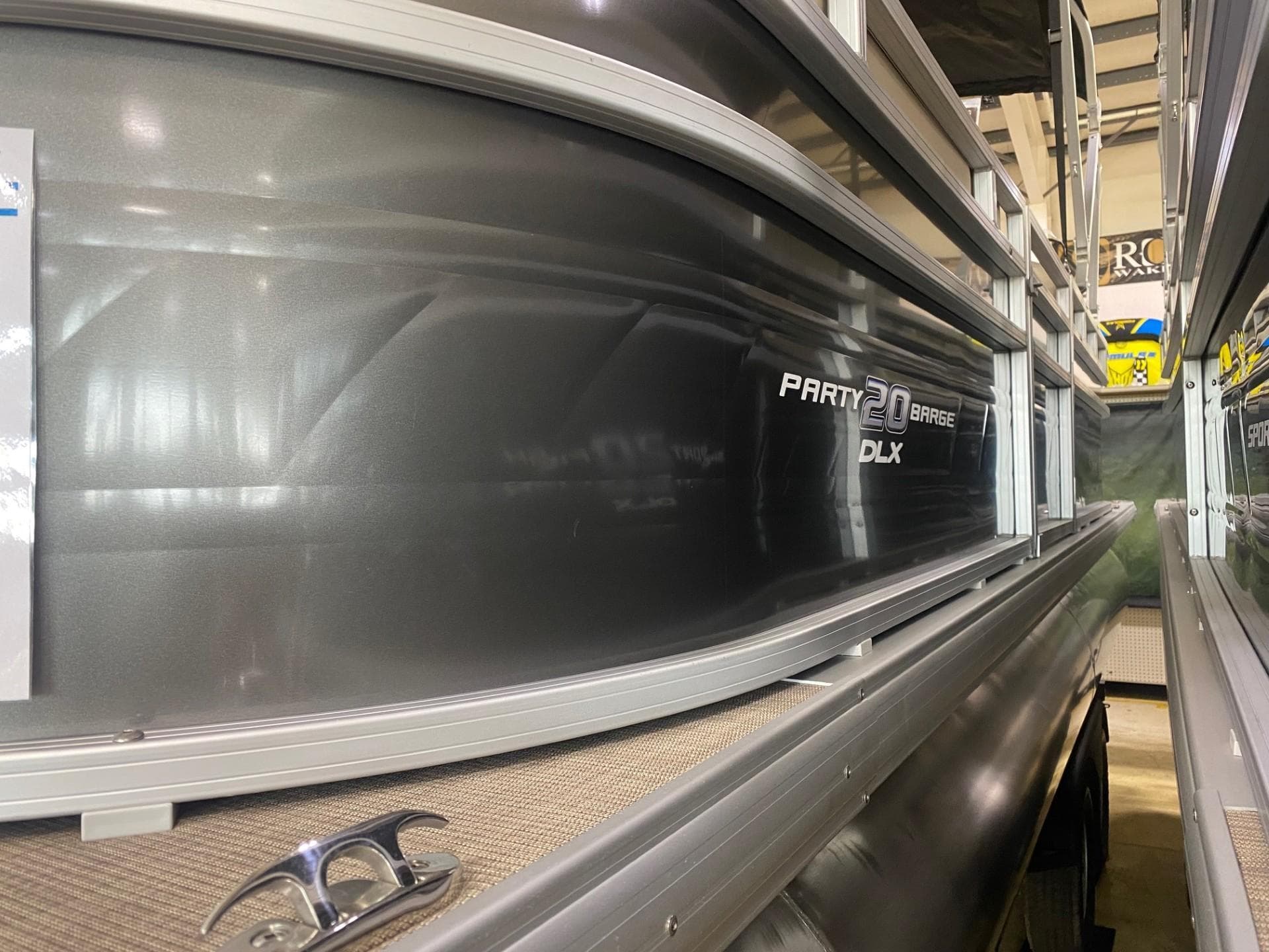 Sun Tracker Party Barge 20 DLX 2024