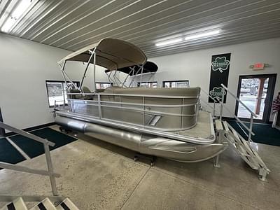 BOATZON | SunChaser 18 LR 50 HP BUNK TRAILER 2025