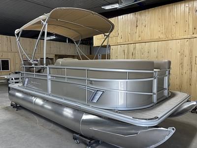BOATZON | SunChaser 18 LR 50HP BUNK TRAILER 2025