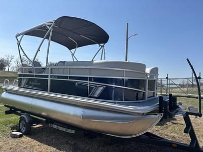 BOATZON | SunChaser 18 LR 50HP BUNK TRAILER 2025