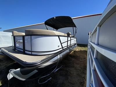 BOATZON | SunChaser 22 SB DH 150HP BUNK TRAILER 2025