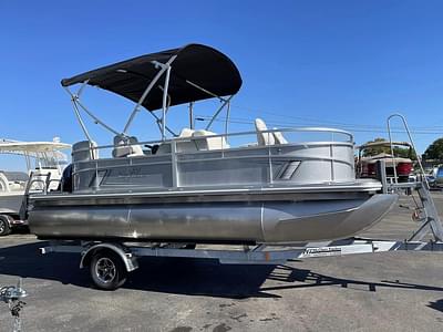 BOATZON | SunChaser Vista 18 Fish 2024