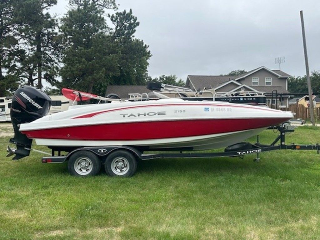 2018 Tahoe® 2150 Deck Boat - Sold Boat