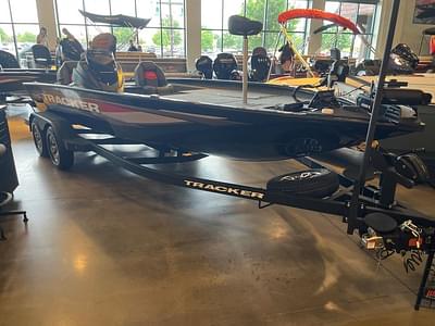 BOATZON | Tracker® Boats SAV 215 2026