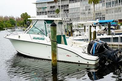 BOATZON | Trophy 2502 Walkaround 2004