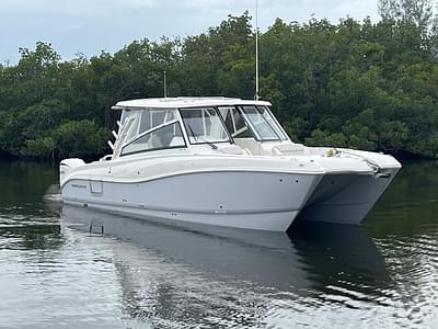 BOATZON | World Cat 325DC 2024