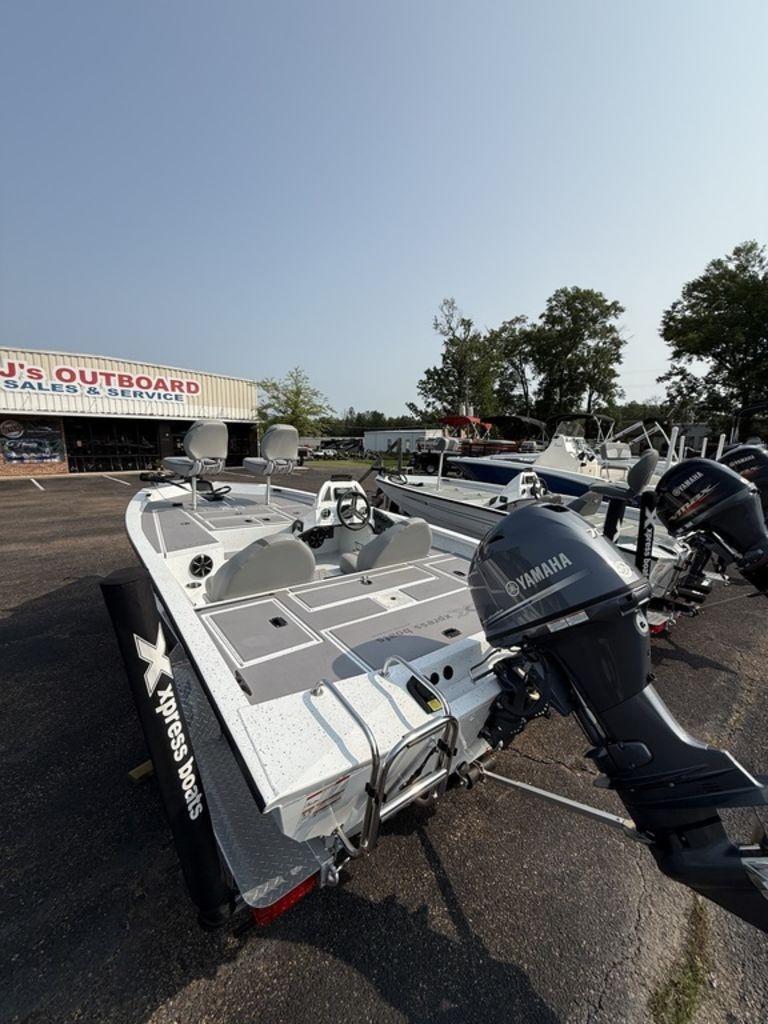 2025 Xpress H17C - Sold Boat