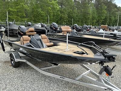 BOATZON | Xpress HyperLift Bass Series H17 2026