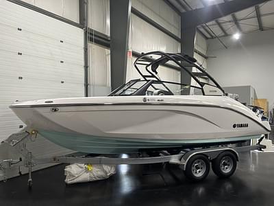 BOATZON | Yamaha Boats 222S 2025