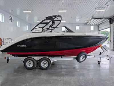 BOATZON | Yamaha Boats 222SE 2025