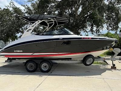 BOATZON | Yamaha Boats 242SE 2020