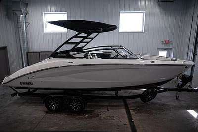 BOATZON | Yamaha Boats 252SE 2025