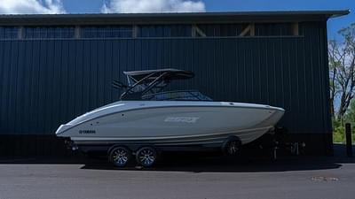 BOATZON | Yamaha Boats 252XE 2024