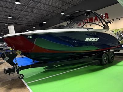 BOATZON | Yamaha Boats 252XE 2025