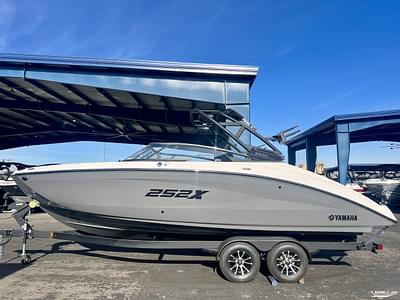 BOATZON | Yamaha Boats 252XE 2025