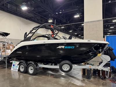 BOATZON | Yamaha Boats AR220 2025