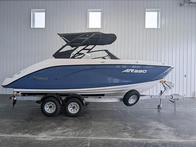 BOATZON | Yamaha Boats AR220 2025