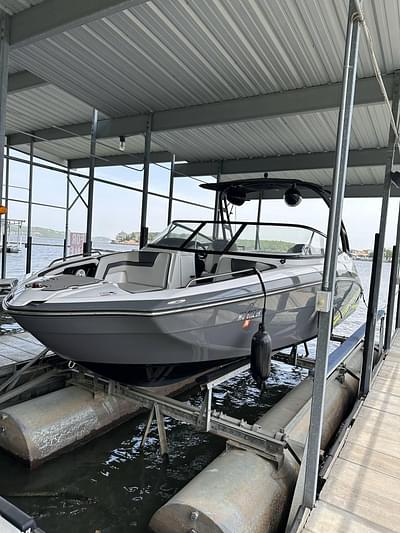 BOATZON | Yamaha Boats AR240 2020