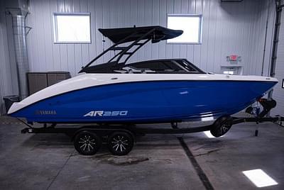 BOATZON | Yamaha Boats AR250 2025