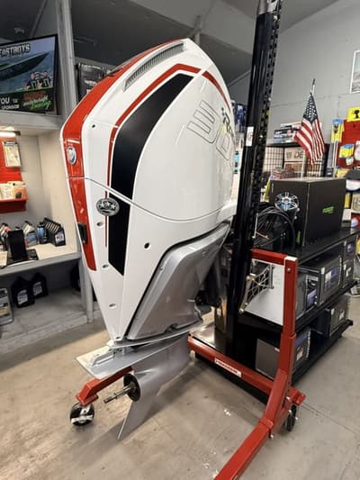 BOATZON | Mercury Racing 300R V8 Verado 2026
