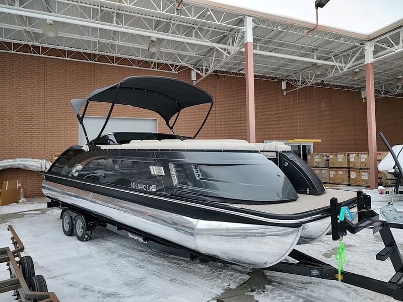 Used 2017 BENNINGTON 25 QXSBAW TRITOON for sale in faribault, Minnesota