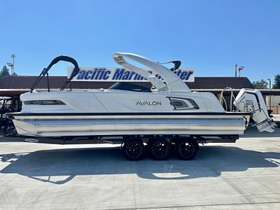 BOATZON | 2024 Avalon Carbon Series Excalibur  27 FT Elite Windshield w 400HP Racing Motor