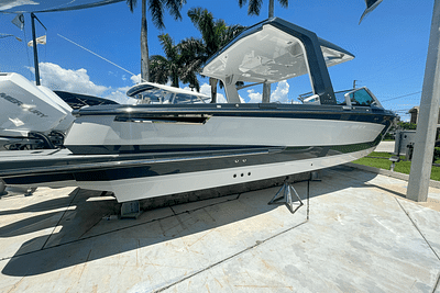 BOATZON | Aviara AV32 Outboard 2024