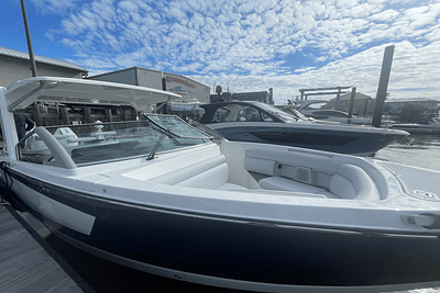 BOATZON | Aviara AV32 Outboard 2024