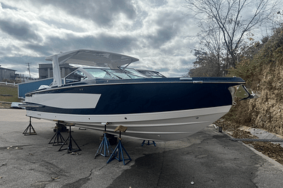 BOATZON | Aviara AV32 Outboard 2024