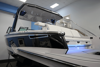 BOATZON | Aviara AV32 Outboard 2024