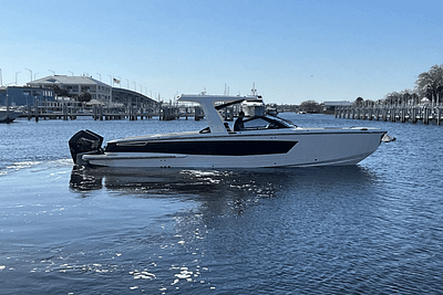 BOATZON | Aviara AV32 Outboard 2024