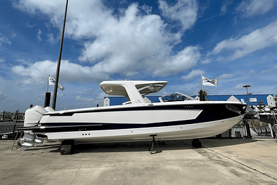 BOATZON | Aviara AV32 Outboard 2024