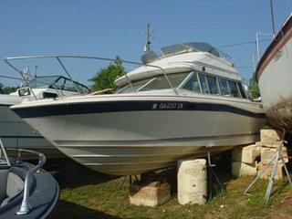 BOATZON | Bayliner 2450 Command Bridge Volvo cut 1985