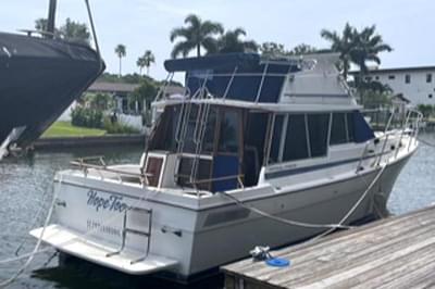 BOATZON | 1984 Bayliner 3270 Motoryacht