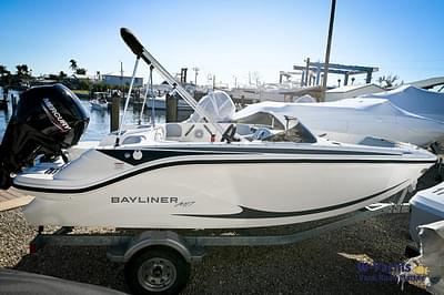 BOATZON | Bayliner M17 2024