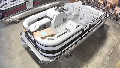 BOATZON | Bentley Pontoons Legacy 223 Swingback 2025