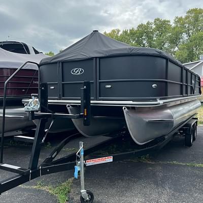 BOATZON | Bentley Pontoons Legacy 223 Swingback Sport 3 2025