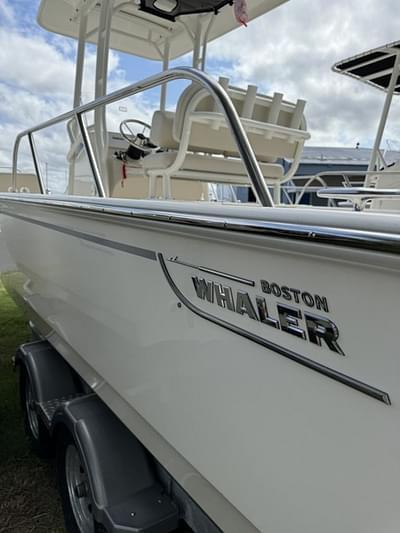 BOATZON | Boston Whaler 210 Montauk 2025