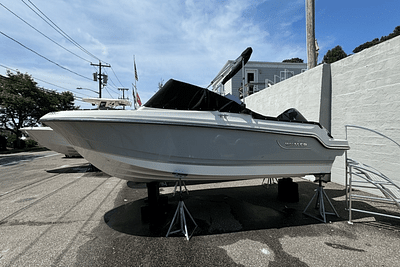 BOATZON | Boston Whaler 210 Vantage 2024