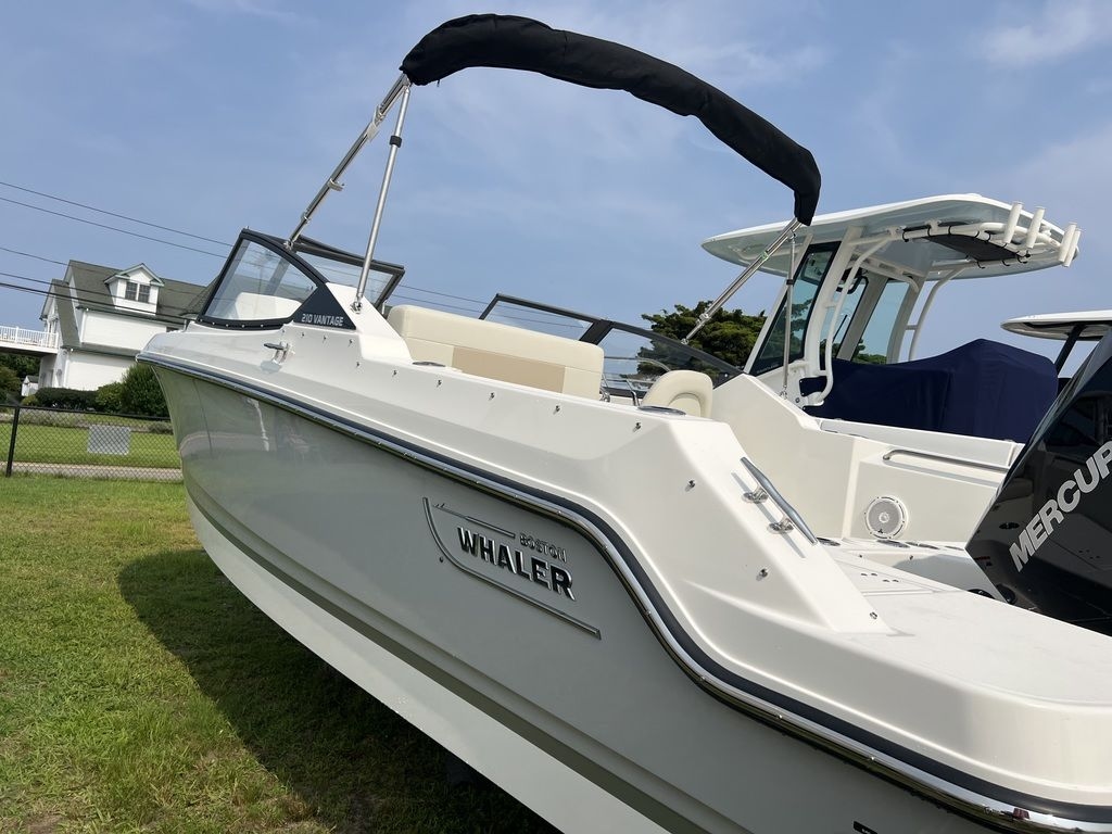 2025 Boston Whaler 210 Vantage - Sold Boat