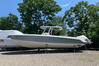 BOATZON | Boston Whaler 330 Outrage 2024