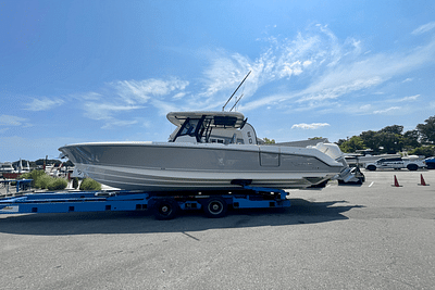 BOATZON | Boston Whaler 330 Outrage 2024