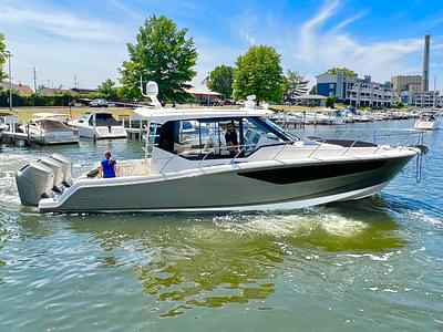 BOATZON | Boston Whaler 405 Conquest 2022