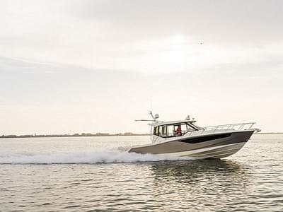 BOATZON | Boston Whaler 405 Conquest 2025