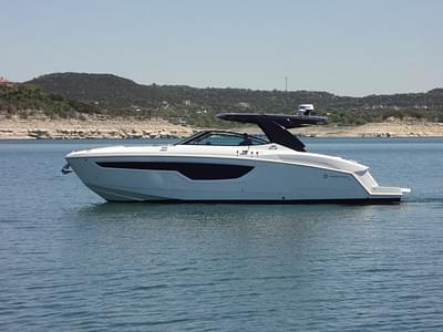 BOATZON | Cruisers Yachts 38 GLS IO 2021