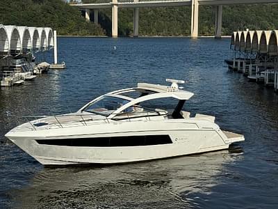 BOATZON | Cruisers Yachts 390 Express Coupe 2015