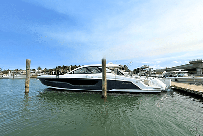 BOATZON | Cruisers Yachts 50 GLS Outboard 2024